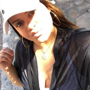 Meet your Posher, Júlia